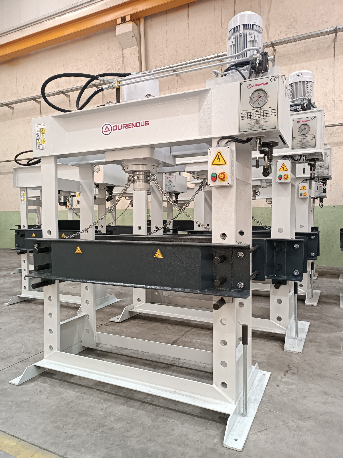 Plaatpers Durendus Serie DW Hydraulische pers 150 Ton met cilinder Schuivend