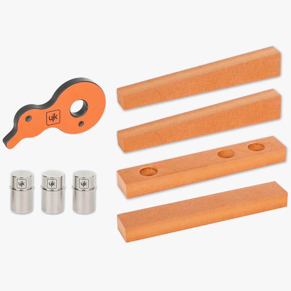 Coppia di cam clamp da superficie UJK, in laminato fenolico compatto da 12 mm, per bloccaggio laterale su tavoli MFT con fori da 20 mm. Prodotto in Gran Bretagna. Distribuito in Italia da Krollit.