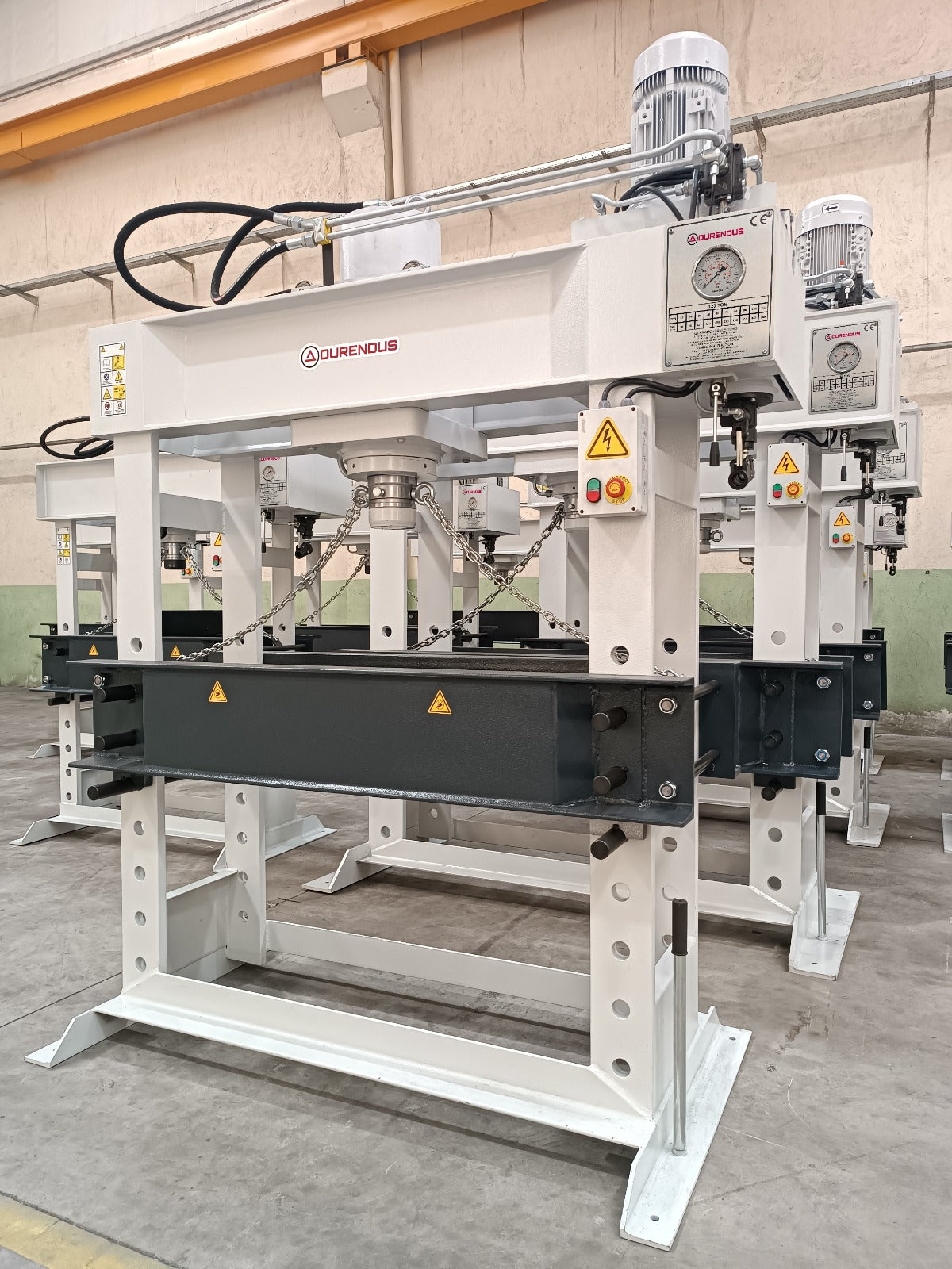 Pressa idraulica Durendus DW120 da 120 ton con struttura rinforzata, cilindro mobile e ampio piano di lavoro per utilizzo industriale e officina.