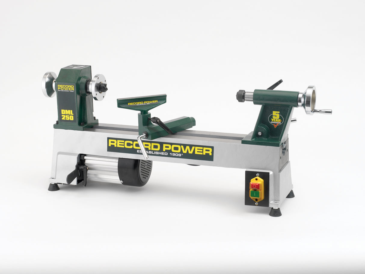 Tornio per legno Record Power DML250 con struttura in ghisa, 5 velocitĂ e capacitĂ di tornitura fino a 254 mm, ideale per hobbisti e piccoli laboratori.