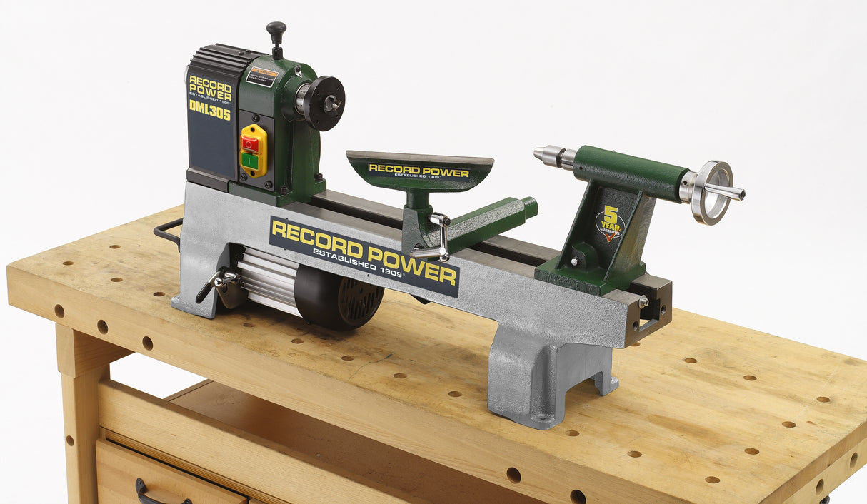 Tornio midi Record Power DML305 in ghisa con 6 velocitĆ e diametro tornibile fino a 305 mm, ideale per hobbisti evoluti e piccoli laboratori.
