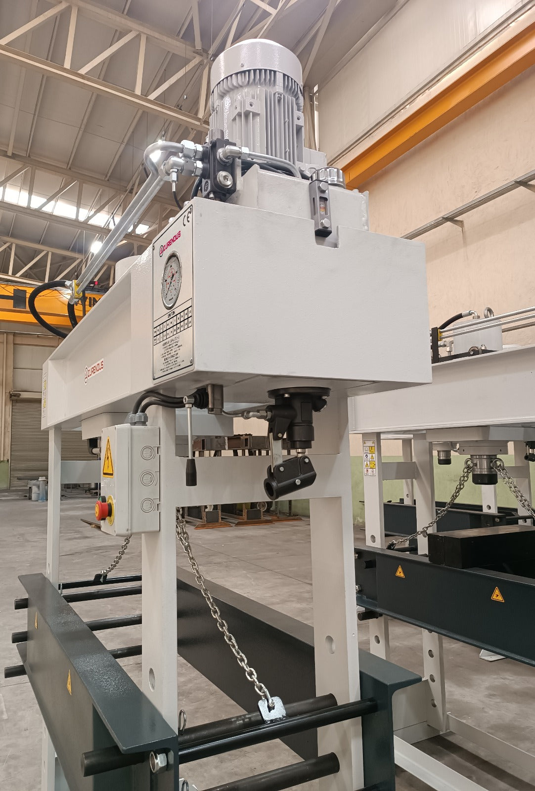 Plaatpers Durendus Serie DW Hydraulische pers 120 Ton met cilinder Schuivend