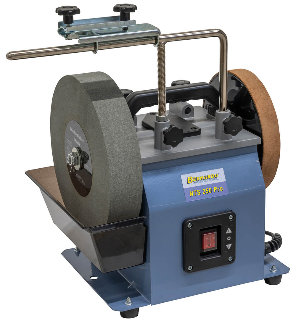 Affilatrice Bernardo NTS 250 Pro con mola in corindone bianco da 250 mm e ruota in pelle, ideale per affilare coltelli, forbici, scalpelli e lame di pialle.
