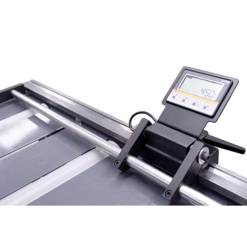 Arresto manuale con corsa 3000 mm e display digitale da 0,1 mm, compatibile con rulliere e seghe a nastro Flott.