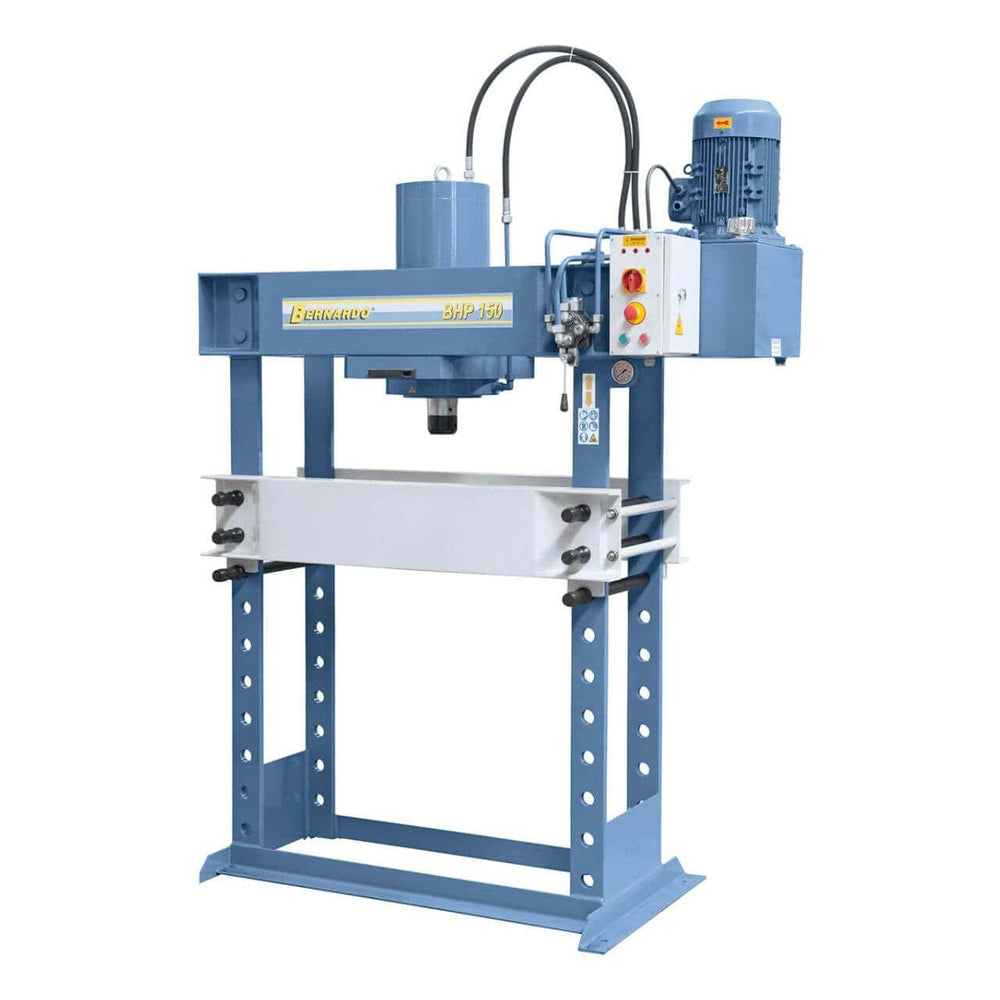 Pressa idraulica Bernardo BHP 150 da 150 ton con piano regolabile e cilindro scorrevole, ideale per applicazioni industriali pesanti.