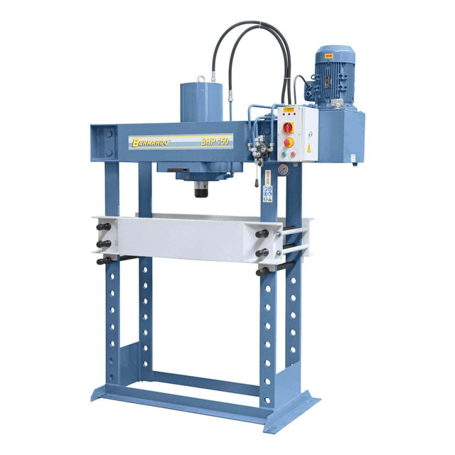 Pressa idraulica Bernardo BHP 150 da 150 ton con piano regolabile e cilindro scorrevole, ideale per applicazioni industriali pesanti.