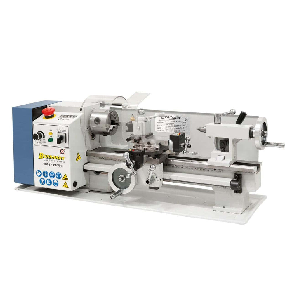 Vista completa del tornio Bernardo Hobby 350 VDM con banco in ghisa, display digitale per la velocità, mandrino autocentrante e contropunta montata.