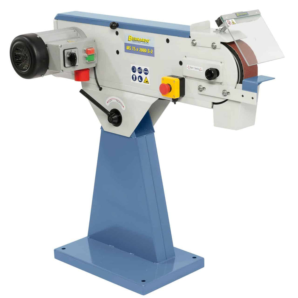 Levigatrice a nastro Bernardo MS 75 x 2000 S-2 con due velocità, nastro 75 x 2000 mm e robusta struttura con aspirazione integrata Ø 100 mm.