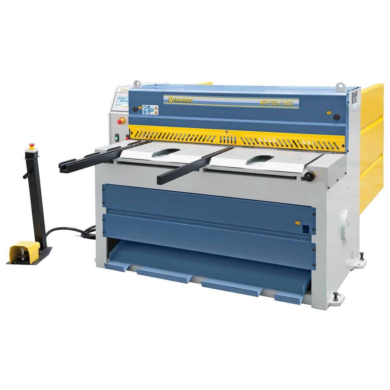 Cesoia a ghigliottina Bernardo MTA 1360 x 3 mm NCC con backgauge motorizzato, sistema pneumatico di supporto lamiera e lame in acciaio di qualità.