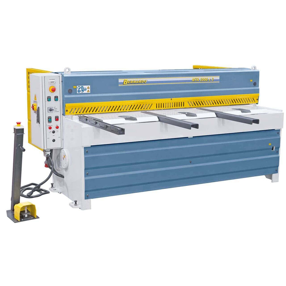 Cesoia a ghigliottina Bernardo MTA 2560 x 2,5 mm con registro manuale, tavolo a rulli integrati e lame doppie in acciaio temprato.