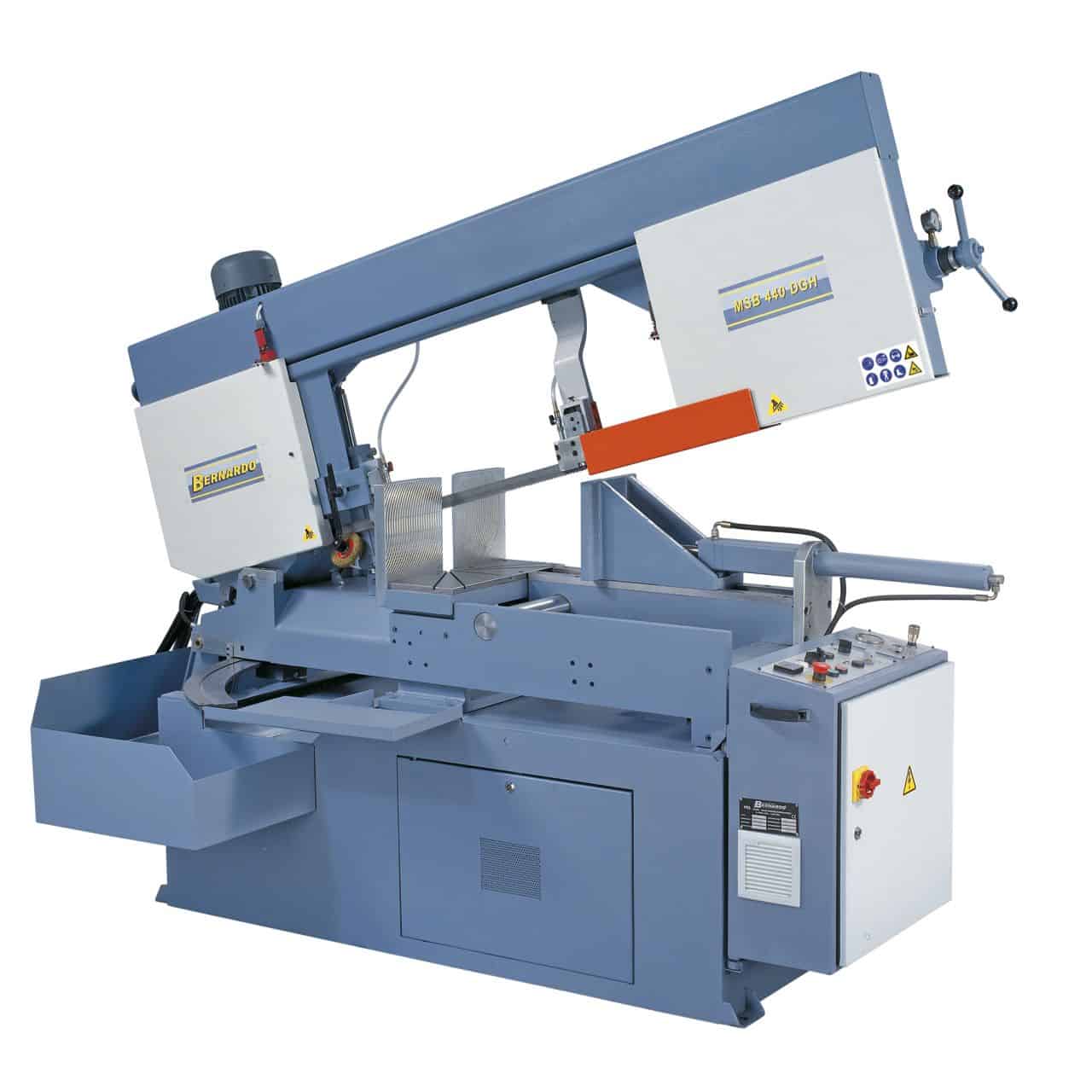 Sega a nastro Bernardo MSB 440 DGH con doppio taglio obliquo, morsa idraulica, velocità variabile e capacità fino a 610 x 440 mm.