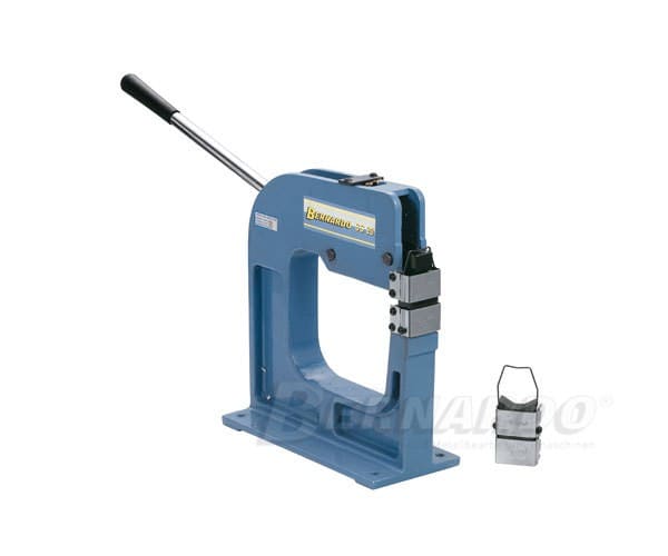 Utensile Bernardo SS 20 con leva e ganasce intercambiabili per allungare o comprimere la lamiera; sbraccio 245 mm, struttura robusta.