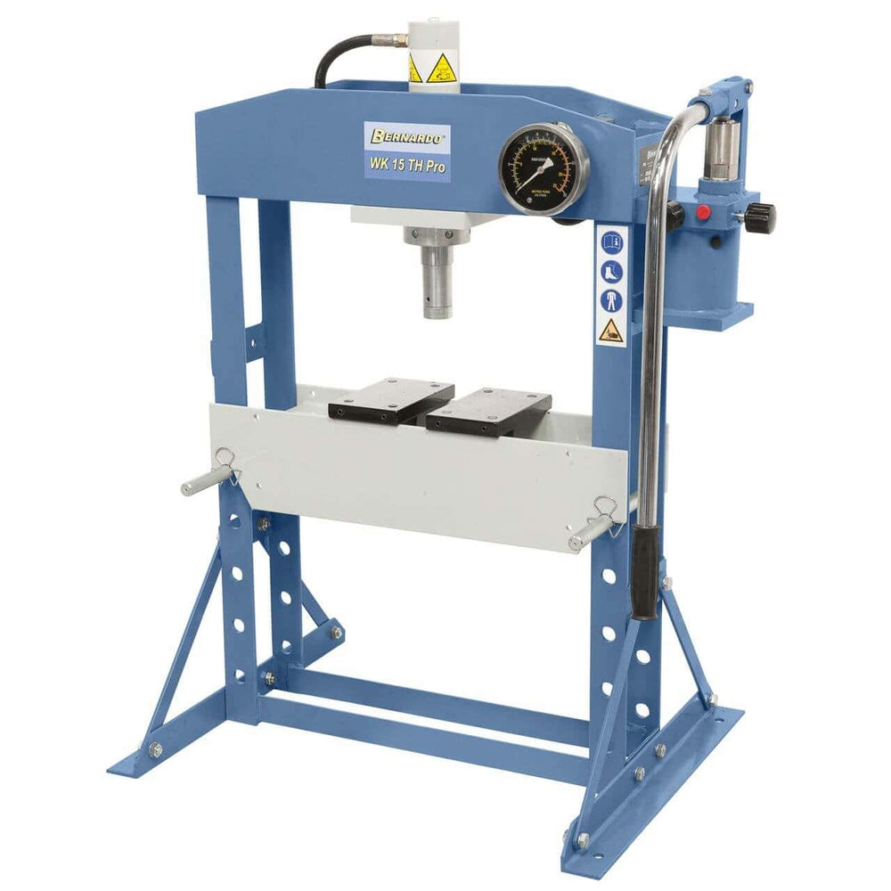 Pressa da officina Bernardo WK 15 TH Pro con struttura in acciaio saldato, manometro di grandi dimensioni e cilindro laterale scorrevole.