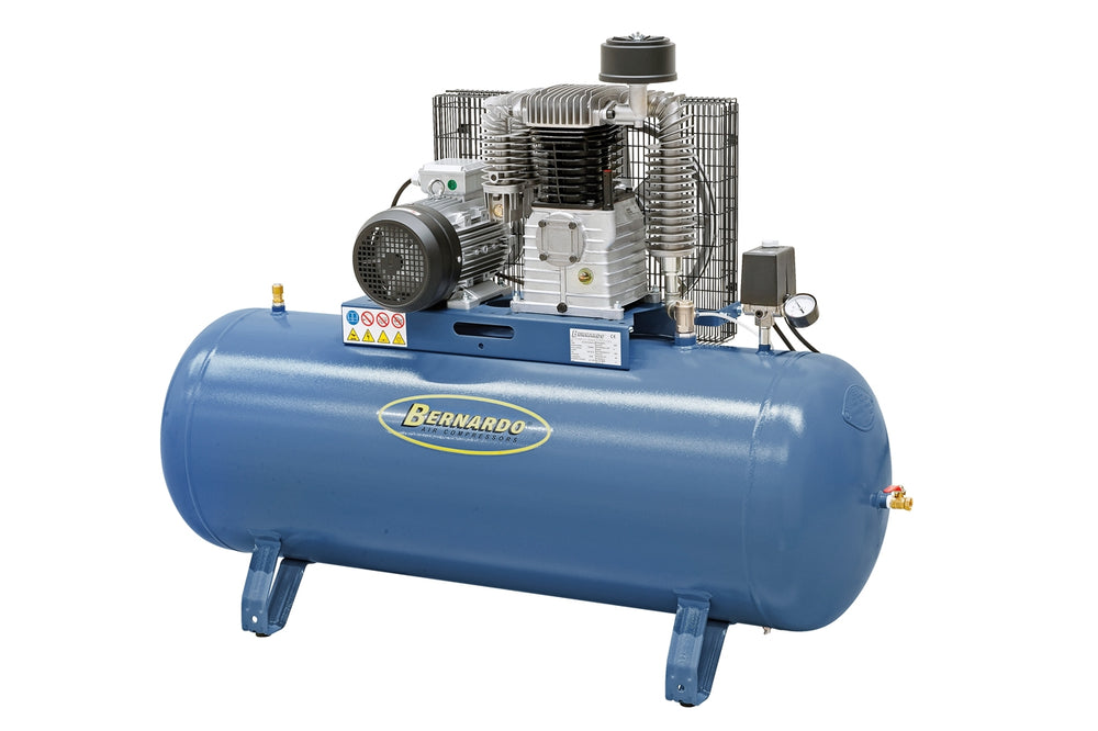 Compressore stazionario Bernardo AC35/270/600/D con serbatoio da 270 litri, doppio stadio e motore da 5,5 HP, progettato per uso professionale e continuo.