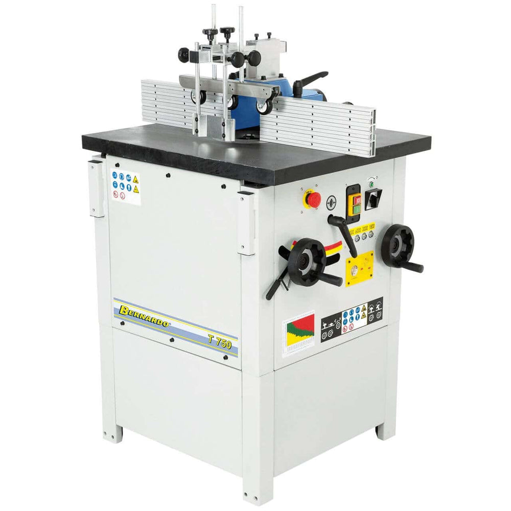 Vista della T 750 con tavolo in ghisa, indicatore LED di velocità, recinzione con aspirazione e gruppo fresa inclinabile per lavorazioni versatili.