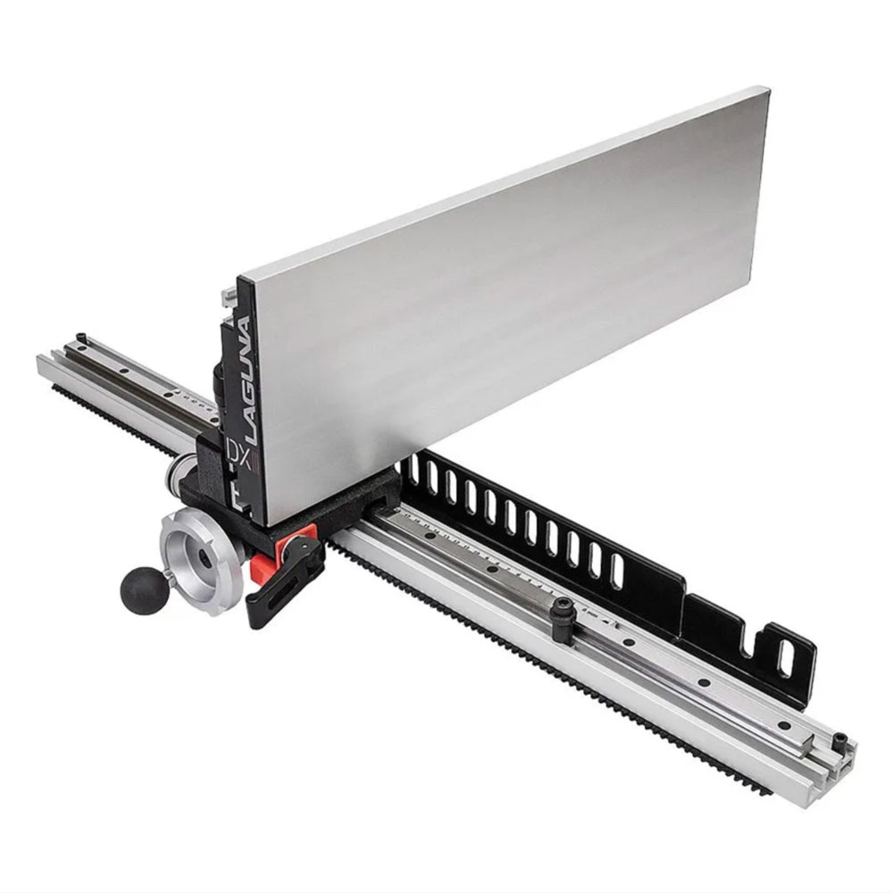 La guida DriftMaster montata su sega a nastro LAGUNA, con profilo inclinato, volantino di regolazione frontale e sistema a ingranaggio lineare per tagli ultra precisi.