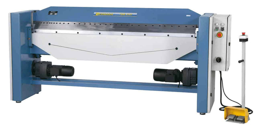 Piegatrice Bernardo TBM 2020 con lama segmentata e comando motorizzato, ideale per profili complessi e piegature precise fino a 2020 mm.