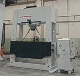 Pressa idraulica industriale da 500 tonnellate Serie DW dotata di cilindro mobile, struttura in acciaio rinforzato e ampio piano di lavoro da 1600 x 500 mm, ideale per lavorazioni pesanti in officine e carpenterie.