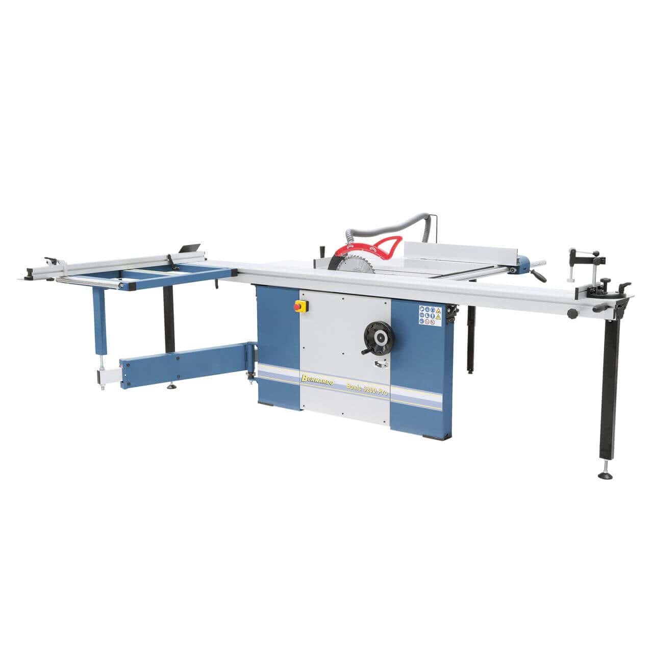 Vista frontale della sega circolare Basic 3200 Pro con tavolo in ghisa, carro scorrevole da 3200 mm, guida telescopica e rullo di supporto per il taglio preciso di pannelli ingombranti.