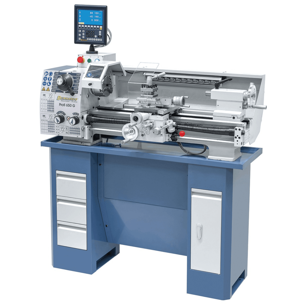 Vista completa del tornio parallelo Bernardo Profi 650 G con cambio a ingranaggi a bagno d’olio, letto in ghisa temprata e visualizzatore digitale a 2 assi.