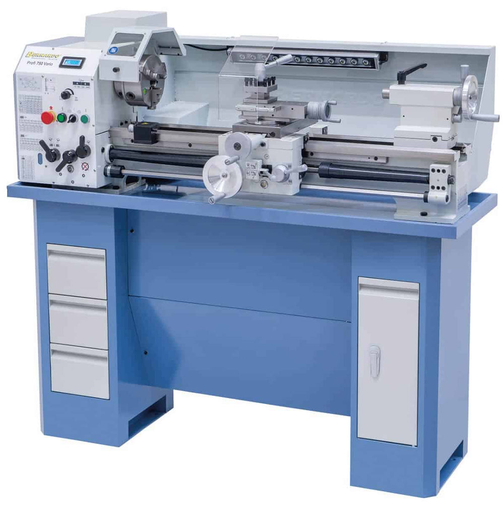 Tornio Bernardo Profi 750 Vario con distanza punte 750 mm, foro mandrino Ø 38 mm e motore monofase 1,5 kW, completo di variatore elettronico e inverter.