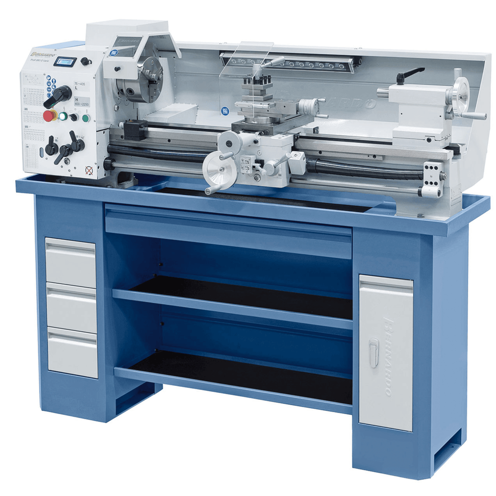 Vista frontale del tornio Profi 880 G Vario con bancale rinforzato, foro mandrino Ø 38 mm, indicatore digitale della velocità e lampada LED.