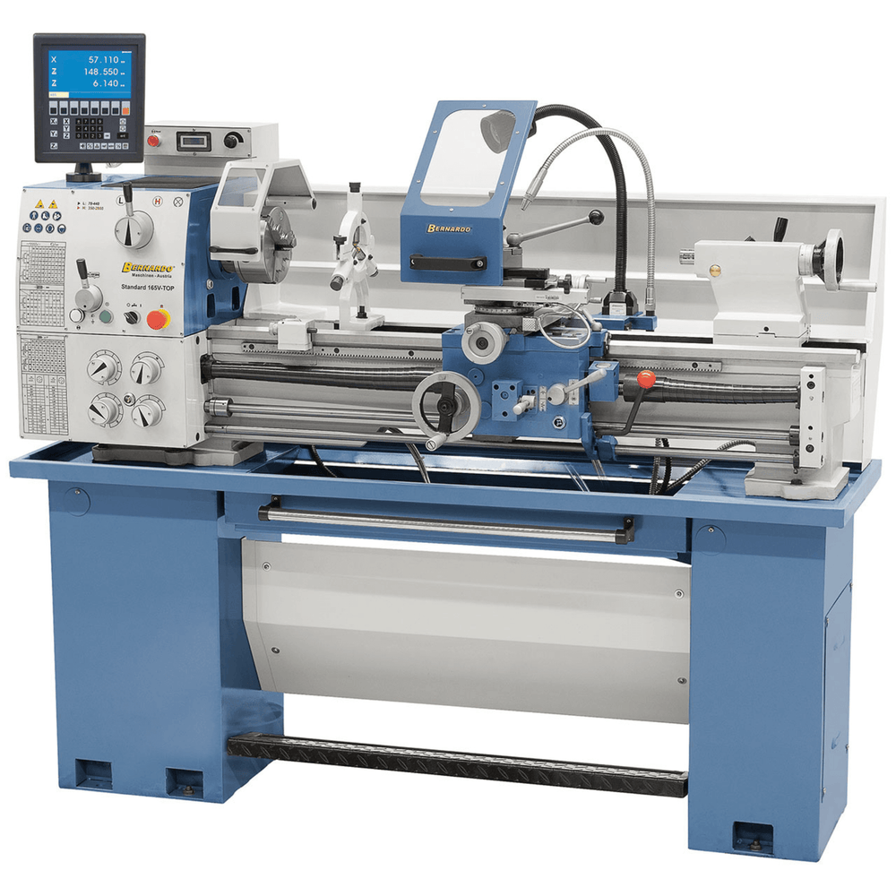 Vista frontale del tornio universale Standard 165 V-Top con bancale prismato rinforzato, ponte asportabile, portautensili rapido Multifix e visualizzatore digitale a 3 assi.